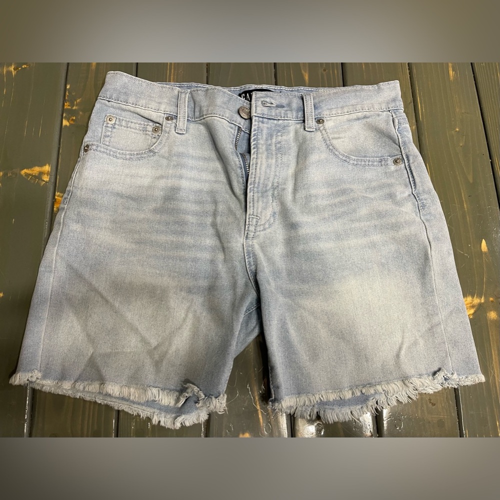 Women’s Gap Light-wash Size 24 5” inch Jean Shorts
